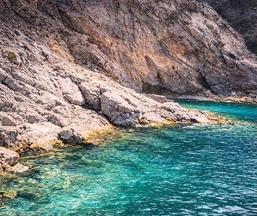 Crique rocheuse aux eaux turquoise