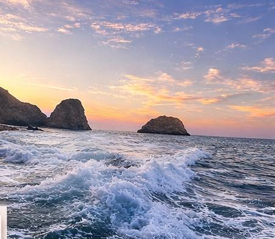 Vagues au large et rochers au coucher du soleil